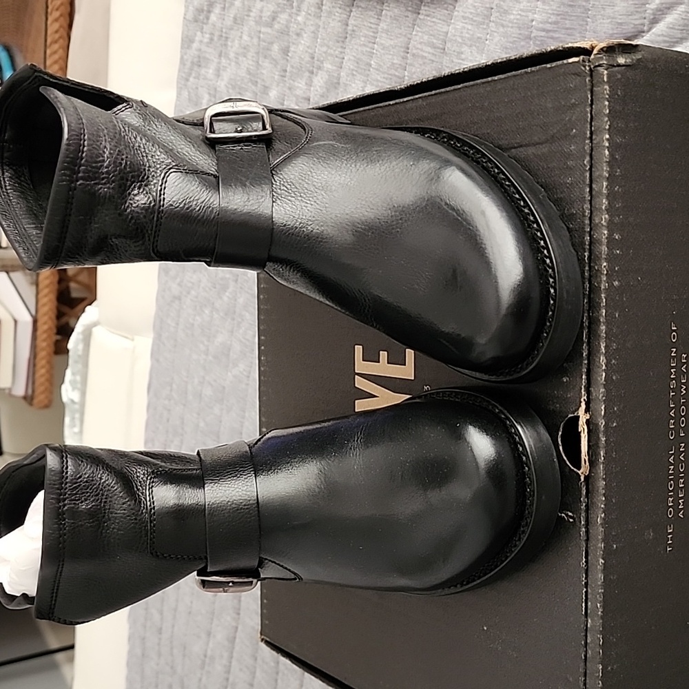 FRYE VERONICA BOOTIE BLACK NEW IN BOX. PALLET DUST ON BOTTOM ( SOLD AS IS).